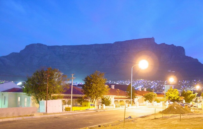 04066CapeTownTableMountainByNight.jpg