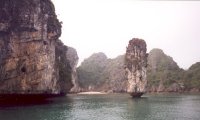 Halong_Rocks_s.jpg (6067 bytes)